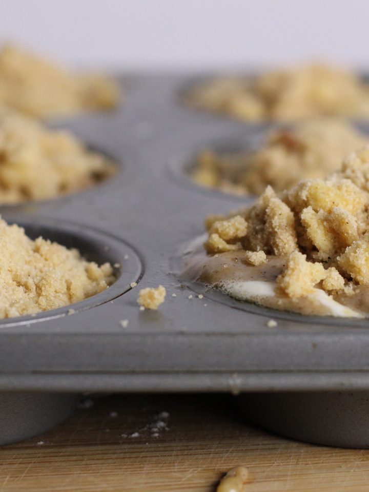 banana cheesecake muffins with crumb topping|www.mannaandspice.com