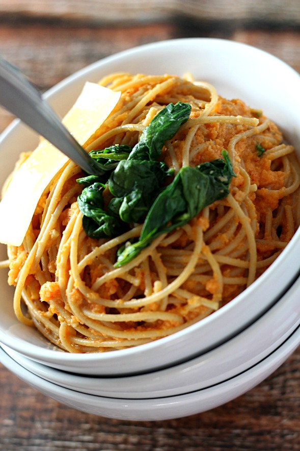 Deceptively Healthy Spaghetti with Roasted Red Pepper and Cauliflower Sauce|www.mannaandspice.com